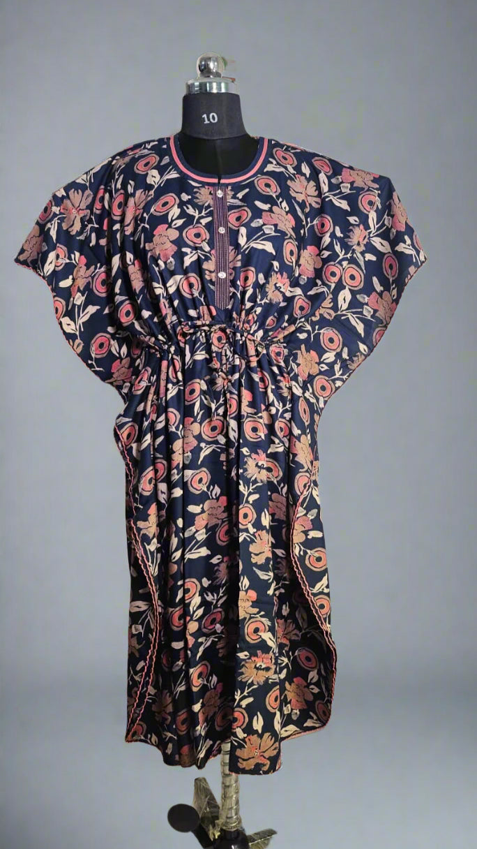 ऑफ-व्हाइट आर्किड किस के साथ मैजेंटा पुष्प प्रिंट फ्रिल्ड नाइटी।