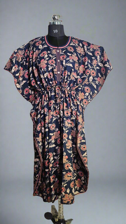 ऑफ-व्हाइट आर्किड किस के साथ मैजेंटा पुष्प प्रिंट फ्रिल्ड नाइटी।