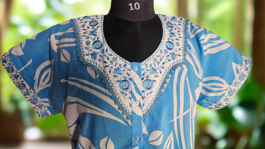 ऑफ-व्हाइट आर्किड किस के साथ मैजेंटा पुष्प प्रिंट फ्रिल्ड नाइटी।