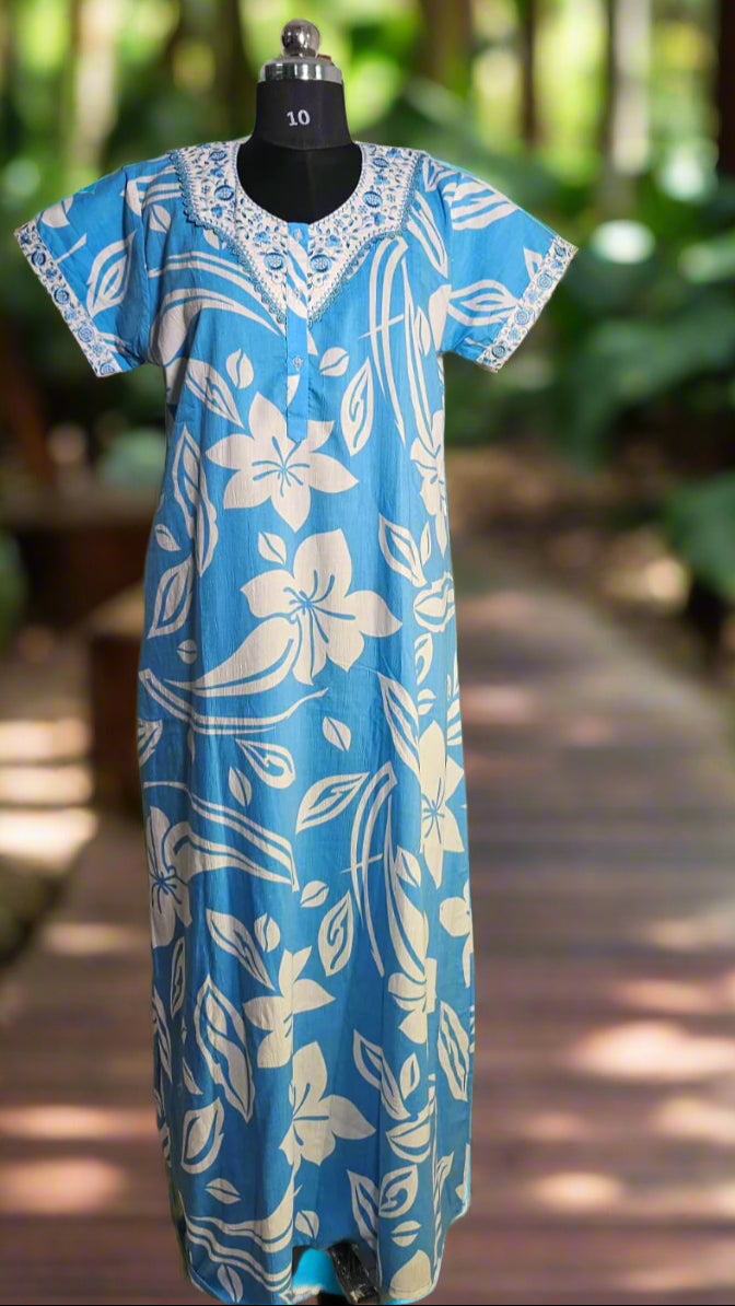 ऑफ-व्हाइट आर्किड किस के साथ मैजेंटा पुष्प प्रिंट फ्रिल्ड नाइटी।