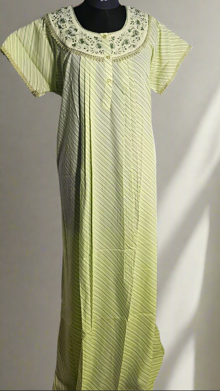 ऑफ-व्हाइट आर्किड किस के साथ मैजेंटा पुष्प प्रिंट फ्रिल्ड नाइटी।