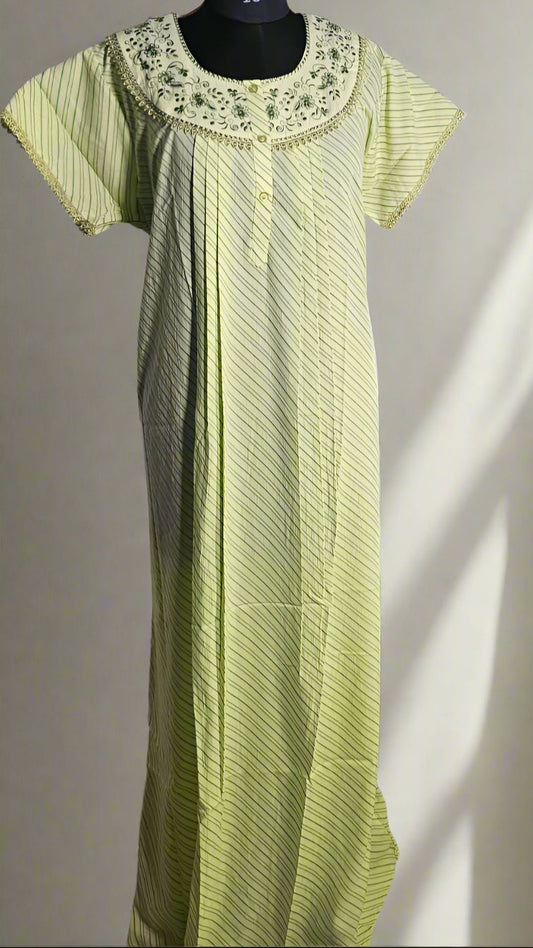 ऑफ-व्हाइट आर्किड किस के साथ मैजेंटा पुष्प प्रिंट फ्रिल्ड नाइटी।