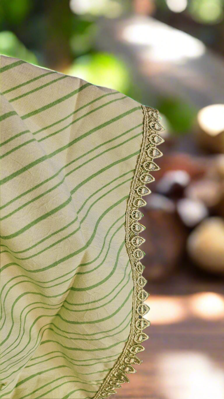 ऑफ-व्हाइट आर्किड किस के साथ मैजेंटा पुष्प प्रिंट फ्रिल्ड नाइटी।