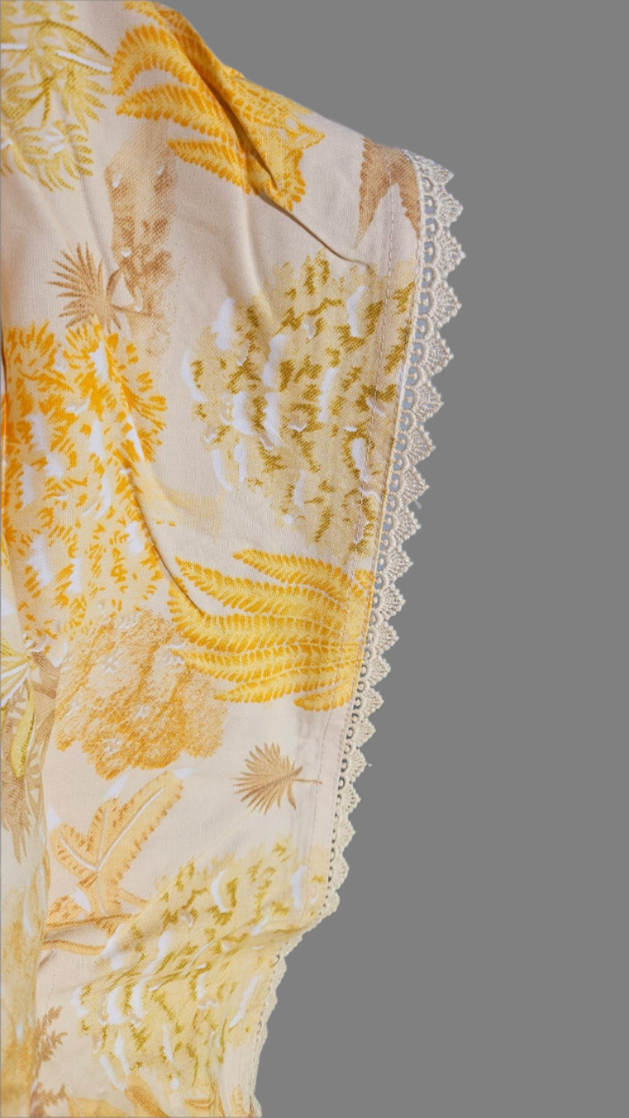 ऑफ-व्हाइट आर्किड किस के साथ मैजेंटा पुष्प प्रिंट फ्रिल्ड नाइटी।