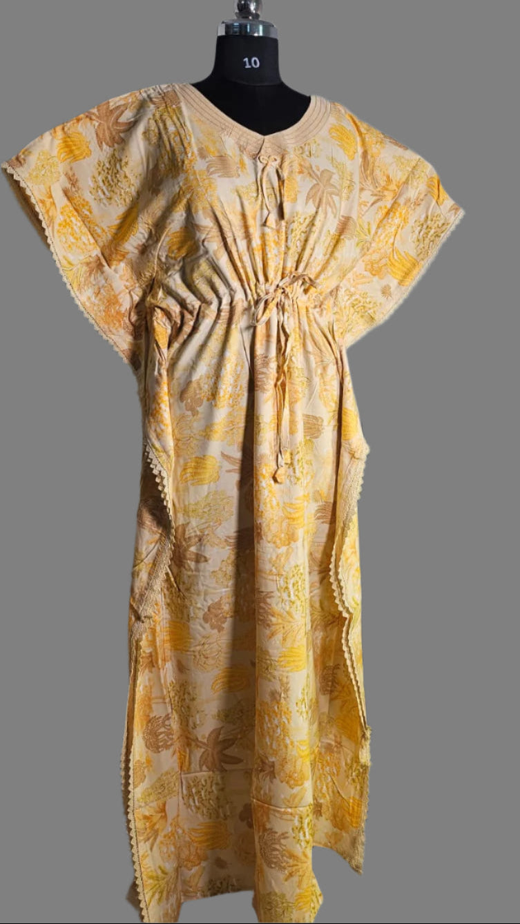 ऑफ-व्हाइट आर्किड किस के साथ मैजेंटा पुष्प प्रिंट फ्रिल्ड नाइटी।