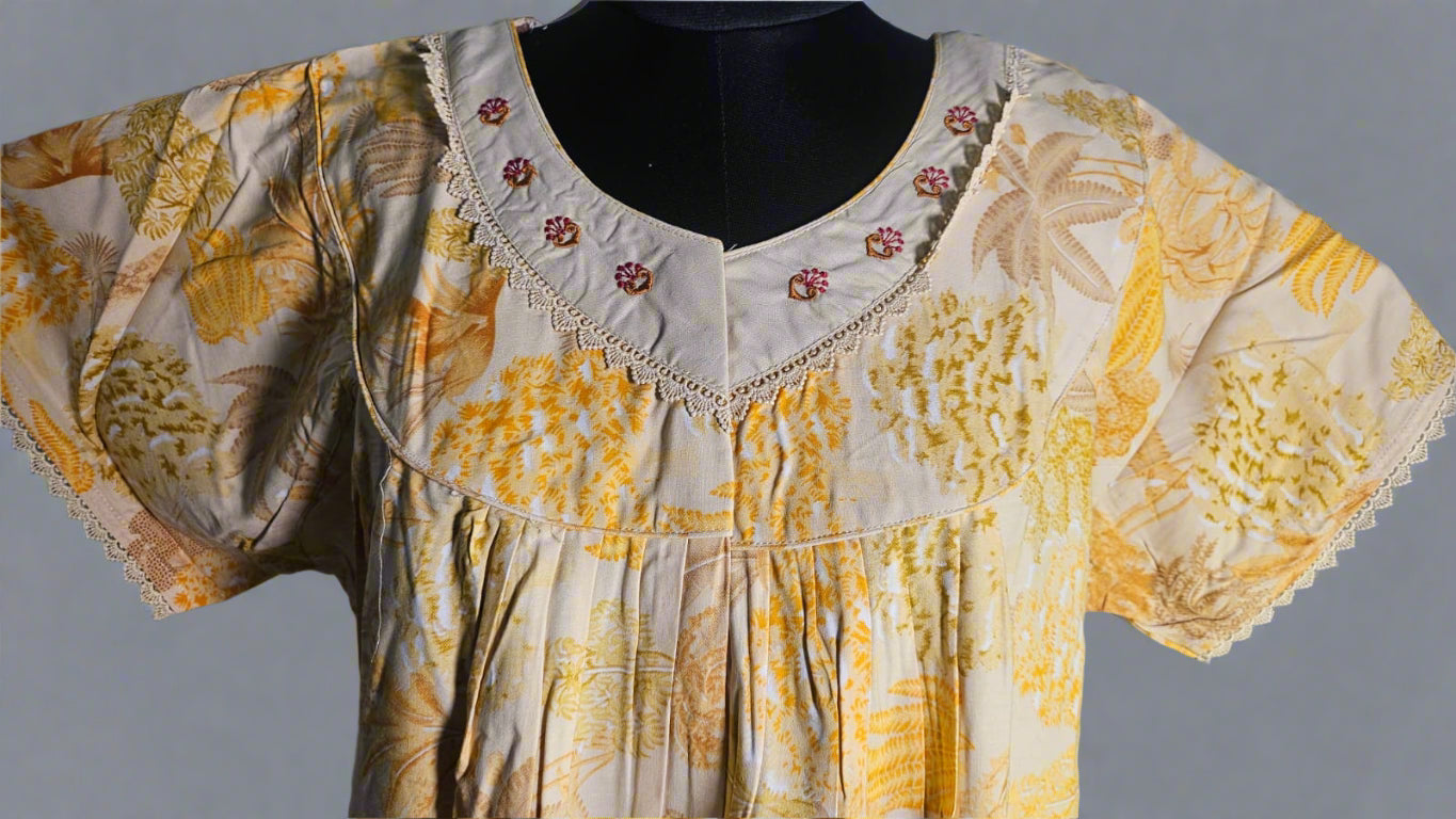 ऑफ-व्हाइट आर्किड किस के साथ मैजेंटा पुष्प प्रिंट फ्रिल्ड नाइटी।