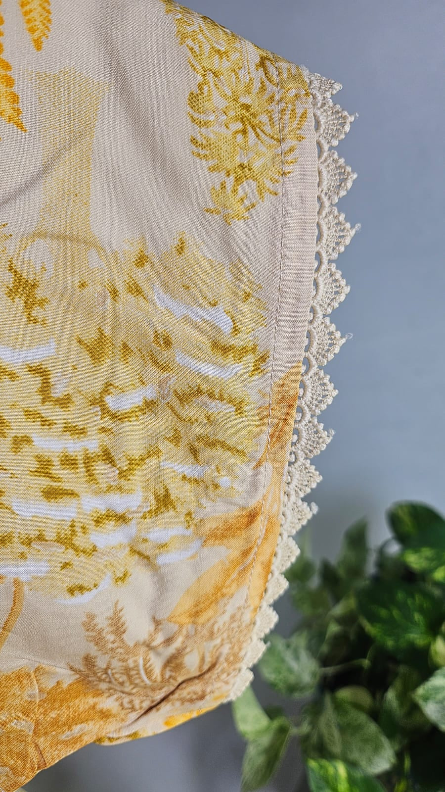 ऑफ-व्हाइट आर्किड किस के साथ मैजेंटा पुष्प प्रिंट फ्रिल्ड नाइटी।