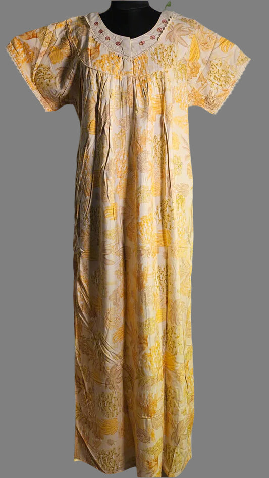 ऑफ-व्हाइट आर्किड किस के साथ मैजेंटा पुष्प प्रिंट फ्रिल्ड नाइटी।