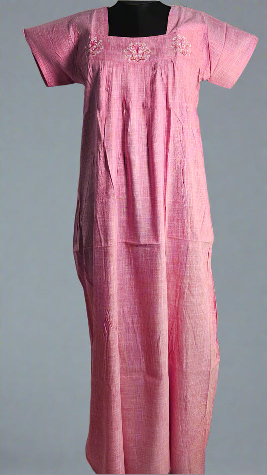 ऑफ-व्हाइट आर्किड किस के साथ मैजेंटा पुष्प प्रिंट फ्रिल्ड नाइटी।