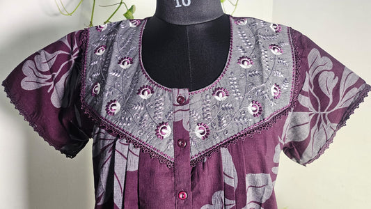 ऑफ-व्हाइट आर्किड किस के साथ मैजेंटा पुष्प प्रिंट फ्रिल्ड नाइटी।