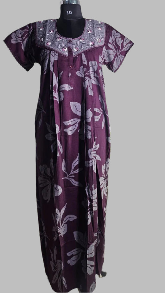 ऑफ-व्हाइट आर्किड किस के साथ मैजेंटा पुष्प प्रिंट फ्रिल्ड नाइटी।