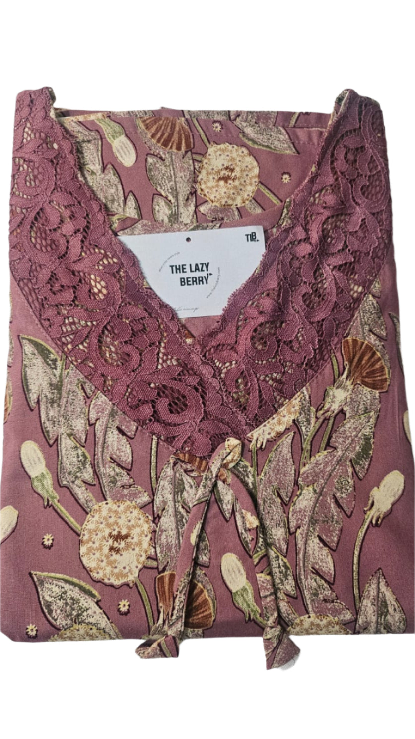 ऑफ-व्हाइट आर्किड किस के साथ मैजेंटा पुष्प प्रिंट फ्रिल्ड नाइटी।