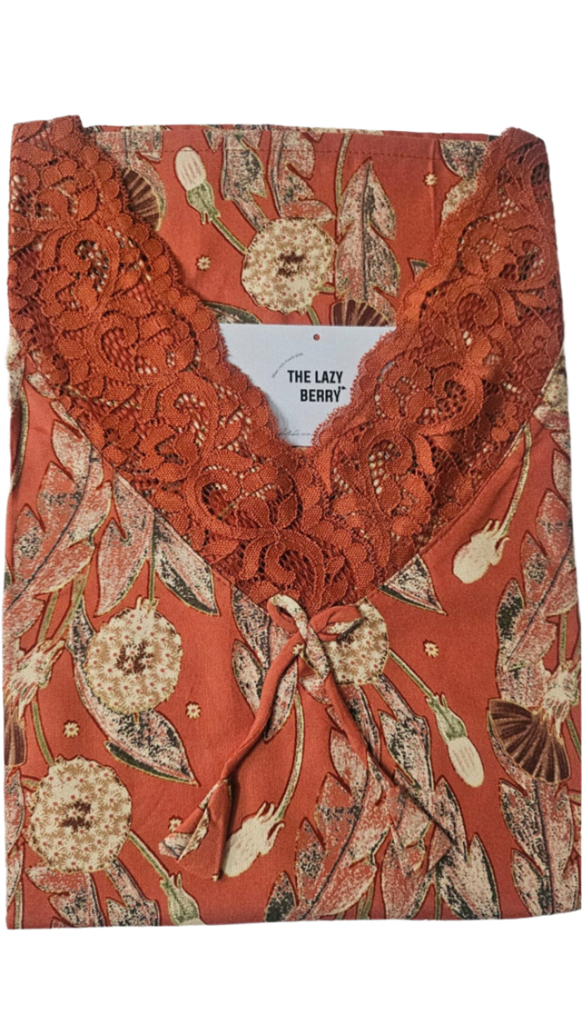 ऑफ-व्हाइट आर्किड किस के साथ मैजेंटा पुष्प प्रिंट फ्रिल्ड नाइटी।