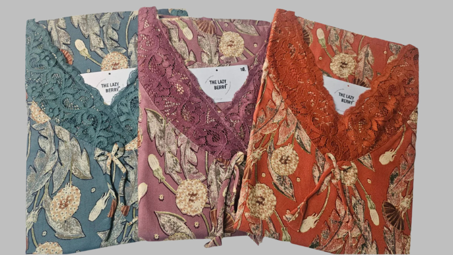 ऑफ-व्हाइट आर्किड किस के साथ मैजेंटा पुष्प प्रिंट फ्रिल्ड नाइटी।