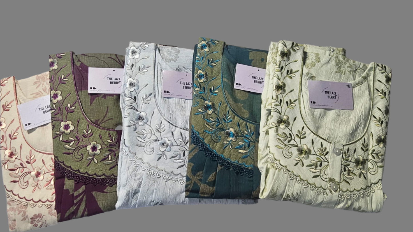 ऑफ-व्हाइट आर्किड किस के साथ मैजेंटा पुष्प प्रिंट फ्रिल्ड नाइटी।