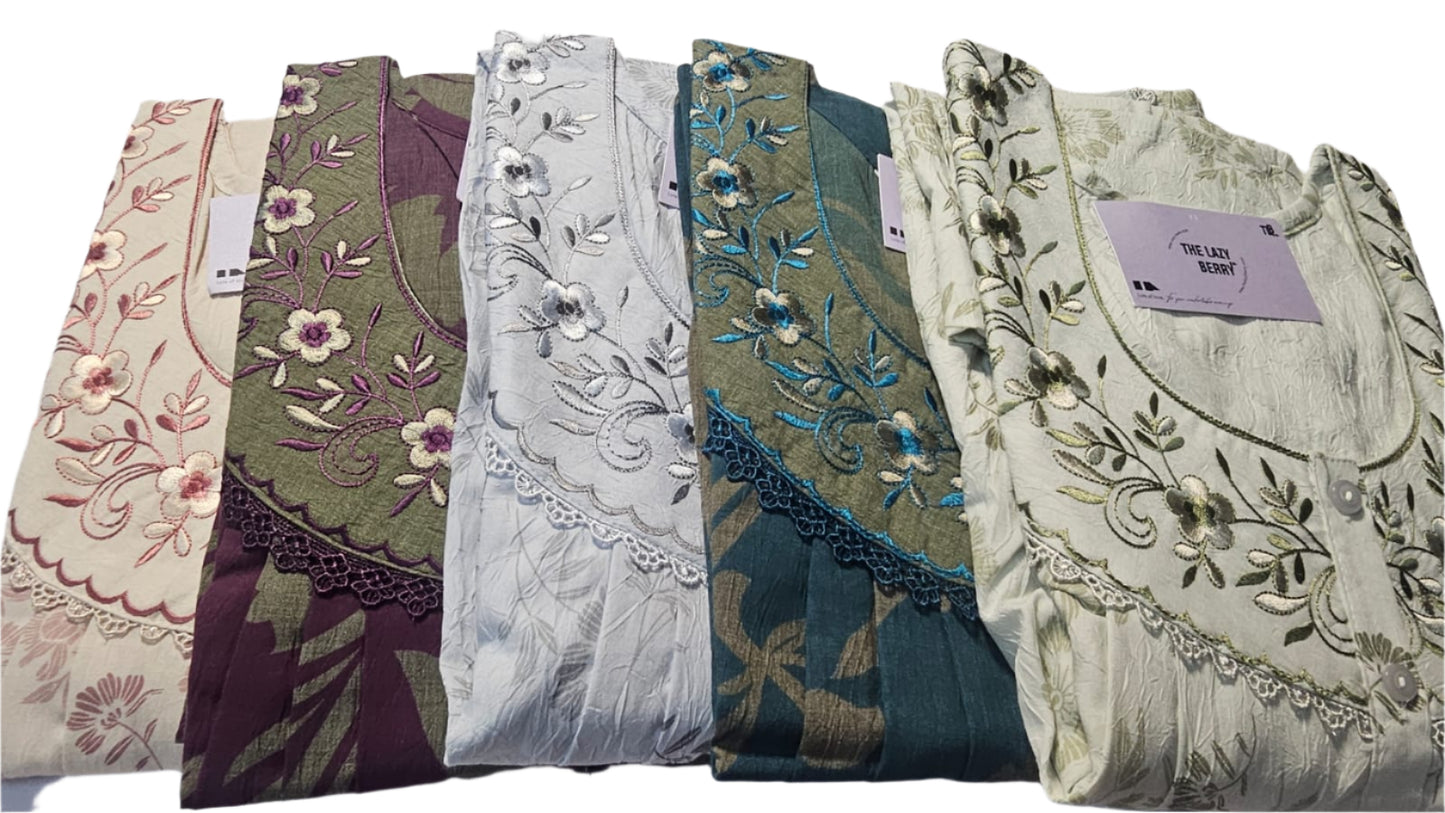 ऑफ-व्हाइट आर्किड किस के साथ मैजेंटा पुष्प प्रिंट फ्रिल्ड नाइटी।