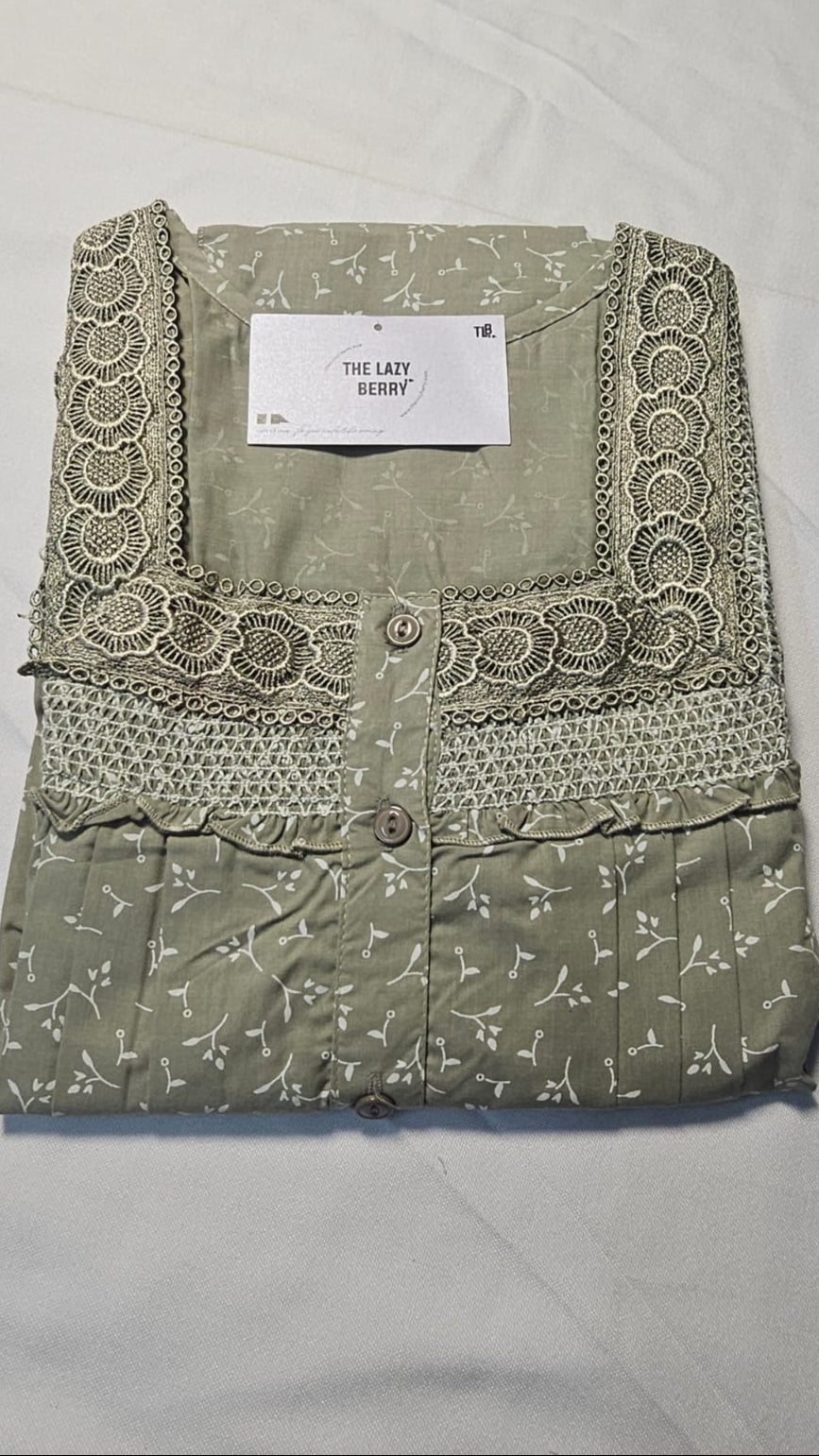 ऑफ-व्हाइट आर्किड किस के साथ मैजेंटा पुष्प प्रिंट फ्रिल्ड नाइटी।