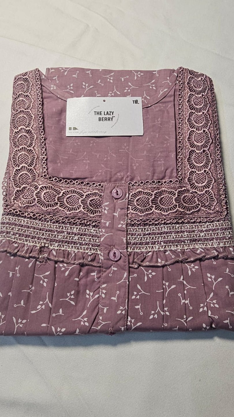 ऑफ-व्हाइट आर्किड किस के साथ मैजेंटा पुष्प प्रिंट फ्रिल्ड नाइटी।