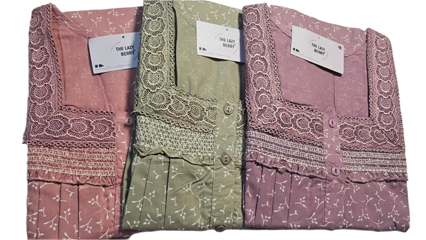 ऑफ-व्हाइट आर्किड किस के साथ मैजेंटा पुष्प प्रिंट फ्रिल्ड नाइटी।