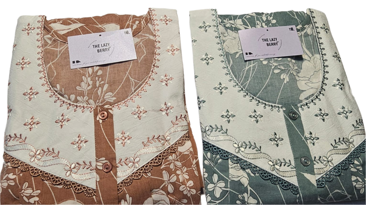 ऑफ-व्हाइट आर्किड किस के साथ मैजेंटा पुष्प प्रिंट फ्रिल्ड नाइटी।