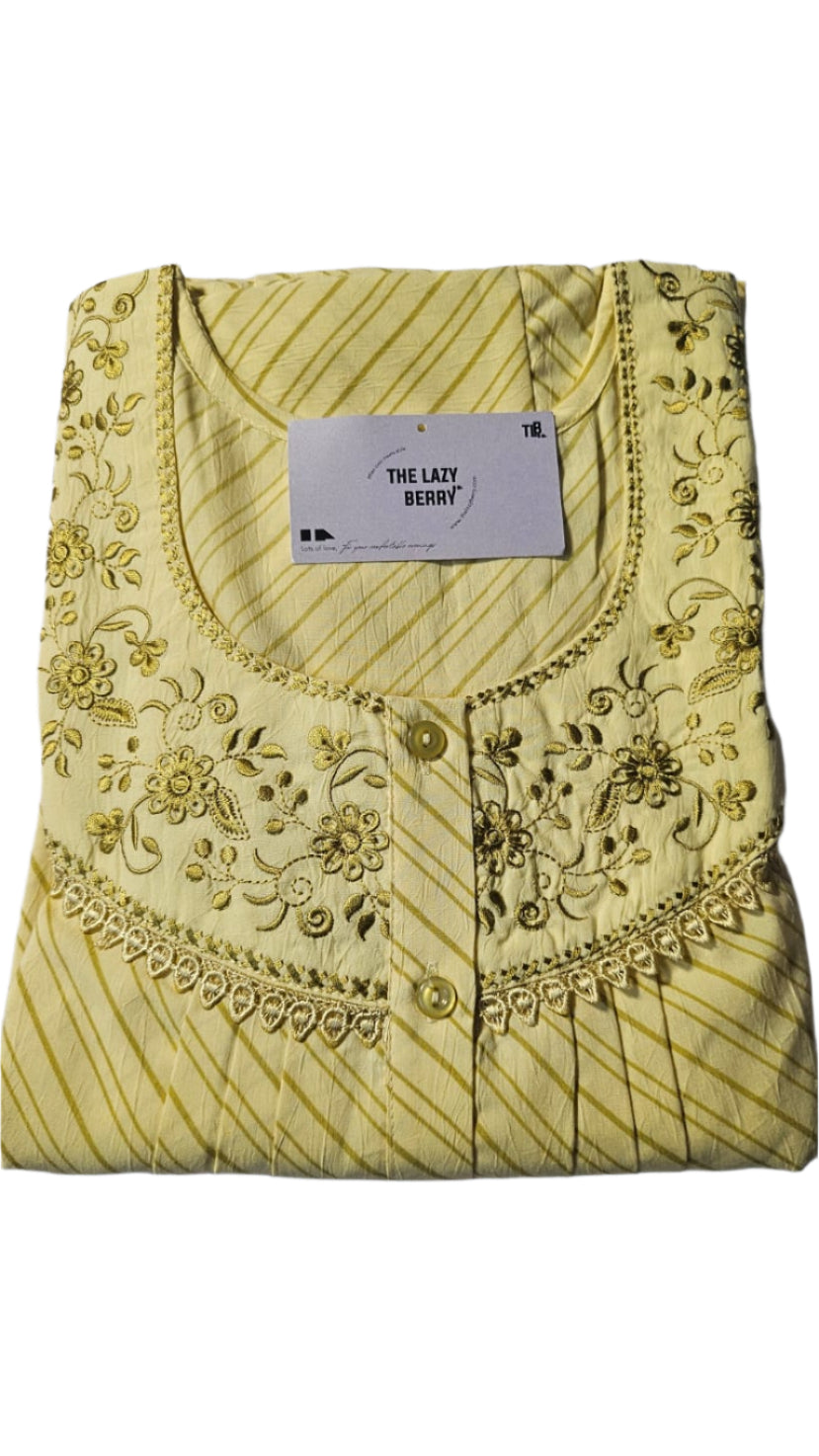 ऑफ-व्हाइट आर्किड किस के साथ मैजेंटा पुष्प प्रिंट फ्रिल्ड नाइटी।