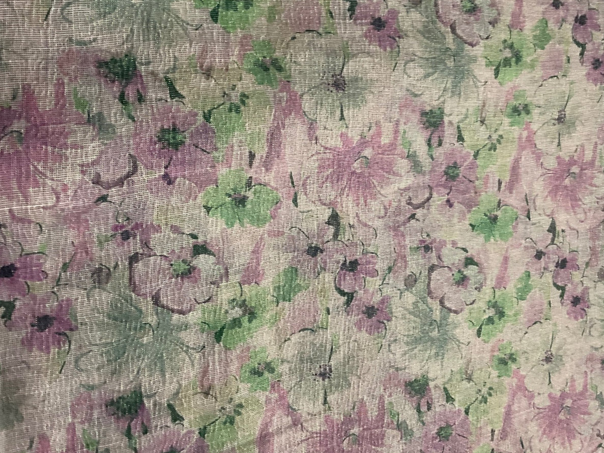 ऑफ-व्हाइट आर्किड किस के साथ मैजेंटा पुष्प प्रिंट फ्रिल्ड नाइटी।