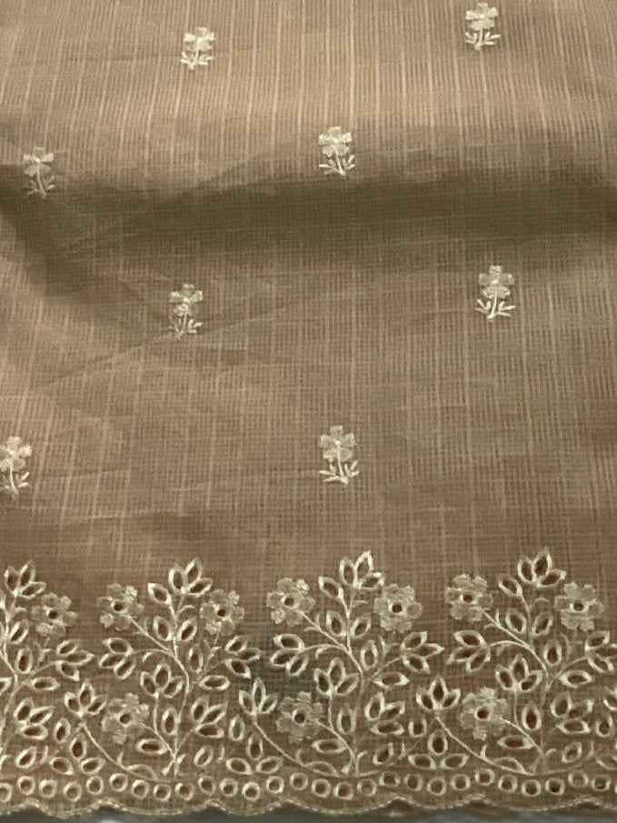 ऑफ-व्हाइट आर्किड किस के साथ मैजेंटा पुष्प प्रिंट फ्रिल्ड नाइटी।