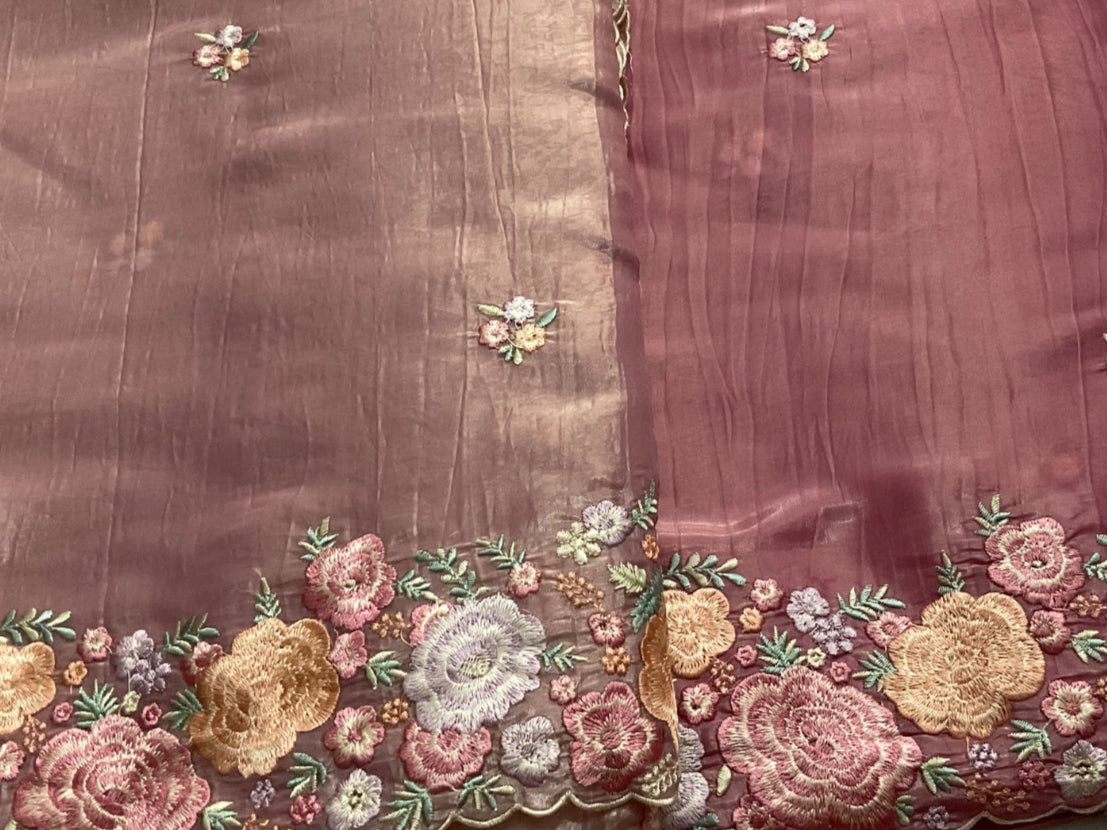 ऑफ-व्हाइट आर्किड किस के साथ मैजेंटा पुष्प प्रिंट फ्रिल्ड नाइटी।