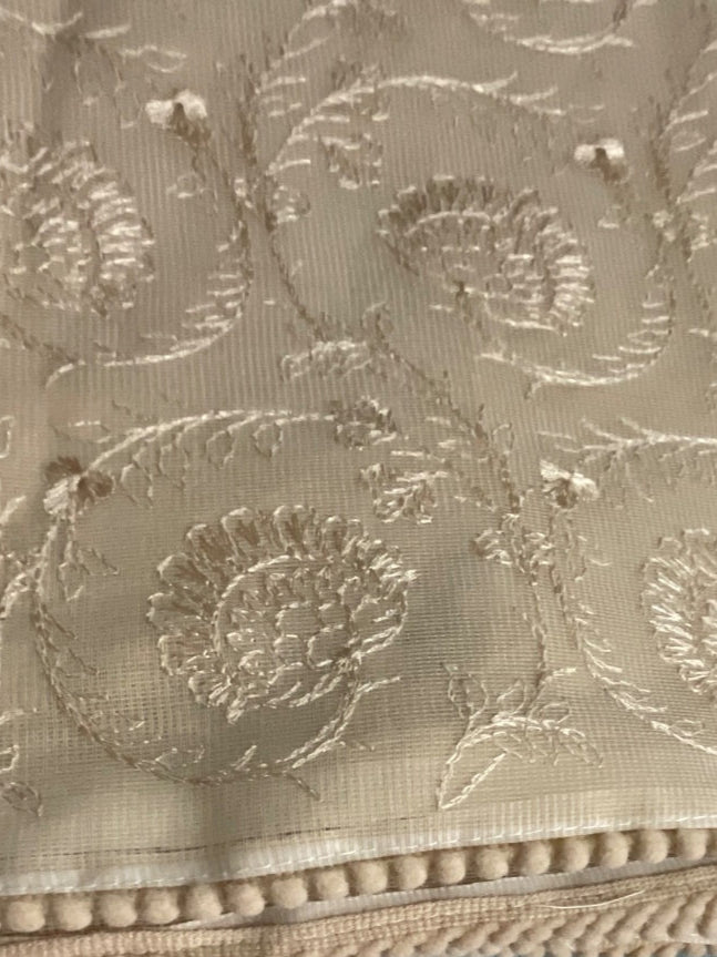 ऑफ-व्हाइट आर्किड किस के साथ मैजेंटा पुष्प प्रिंट फ्रिल्ड नाइटी।