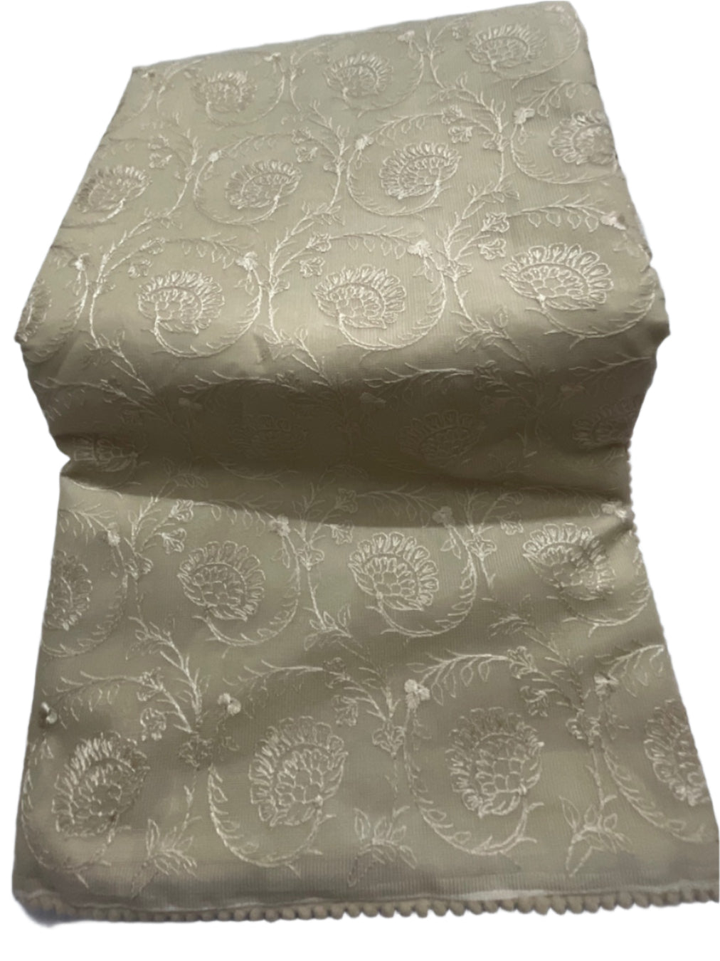 ऑफ-व्हाइट आर्किड किस के साथ मैजेंटा पुष्प प्रिंट फ्रिल्ड नाइटी।