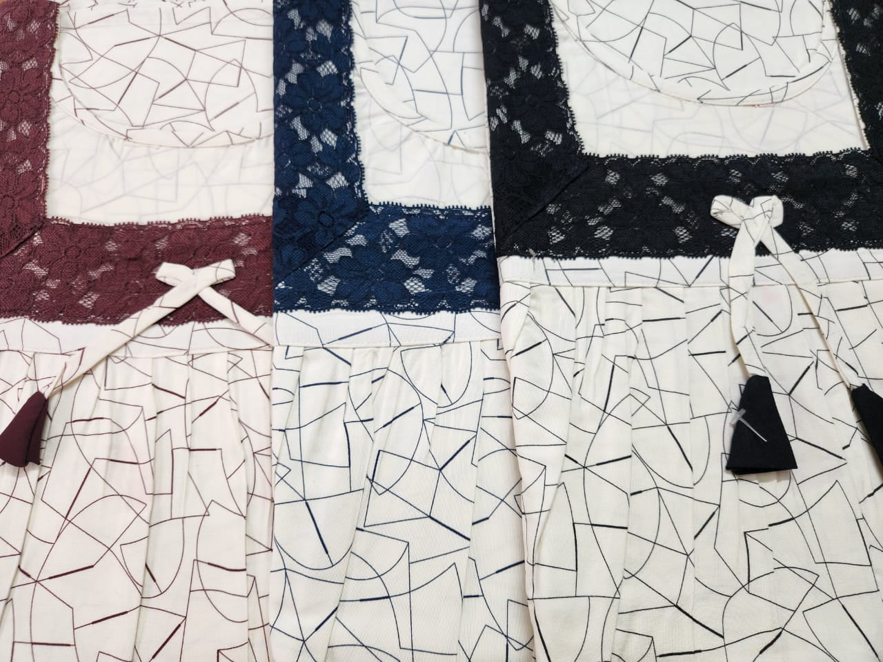 ऑफ-व्हाइट आर्किड किस के साथ मैजेंटा पुष्प प्रिंट फ्रिल्ड नाइटी।