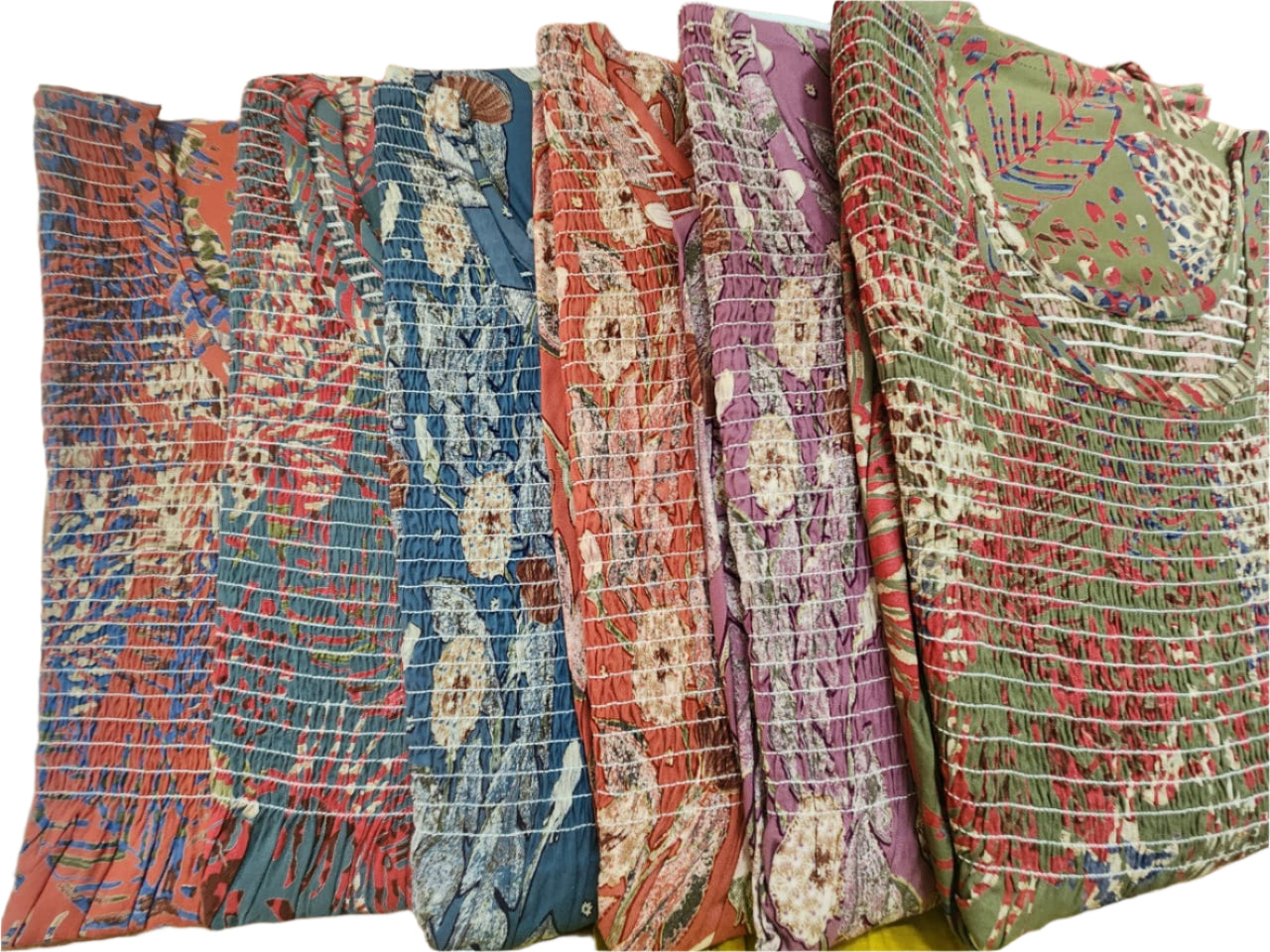 ऑफ-व्हाइट आर्किड किस के साथ मैजेंटा पुष्प प्रिंट फ्रिल्ड नाइटी।