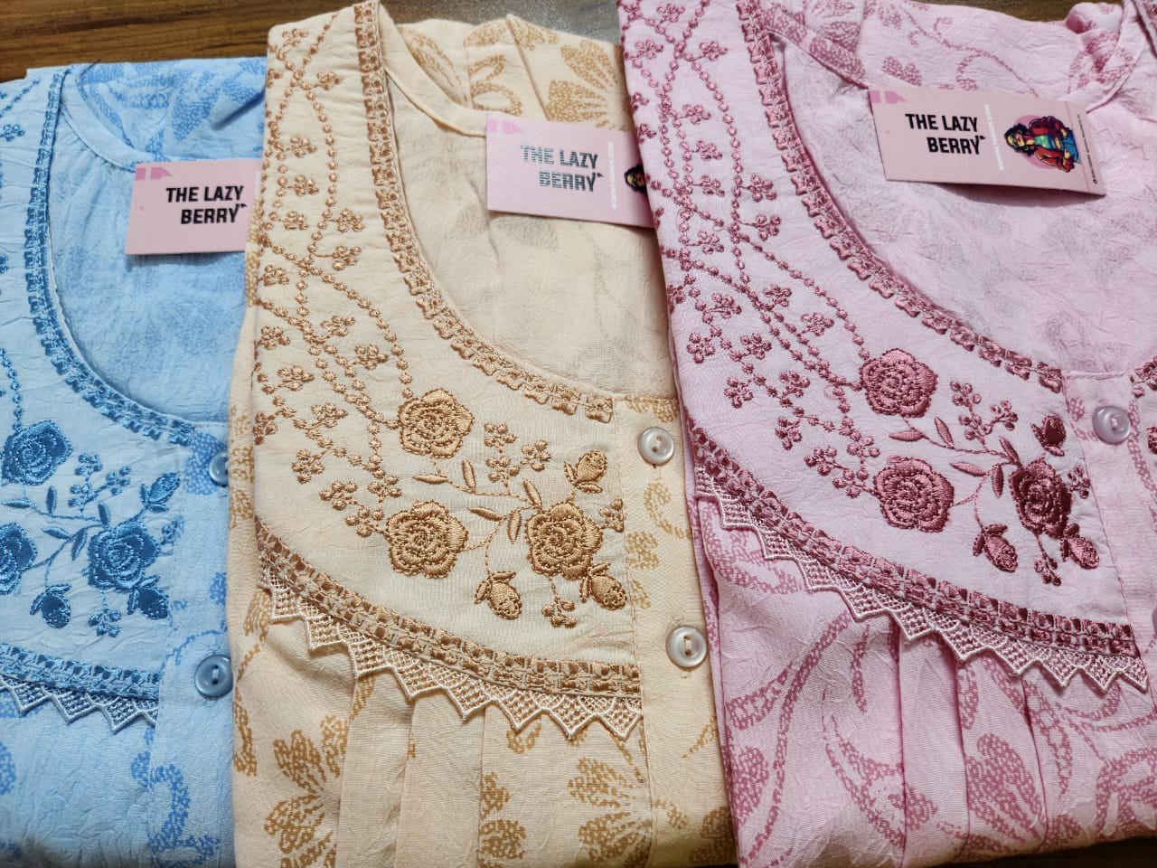 ऑफ-व्हाइट आर्किड किस के साथ मैजेंटा पुष्प प्रिंट फ्रिल्ड नाइटी।