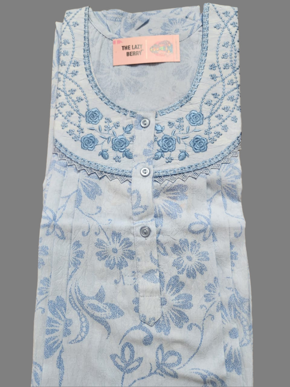 ऑफ-व्हाइट आर्किड किस के साथ मैजेंटा पुष्प प्रिंट फ्रिल्ड नाइटी।