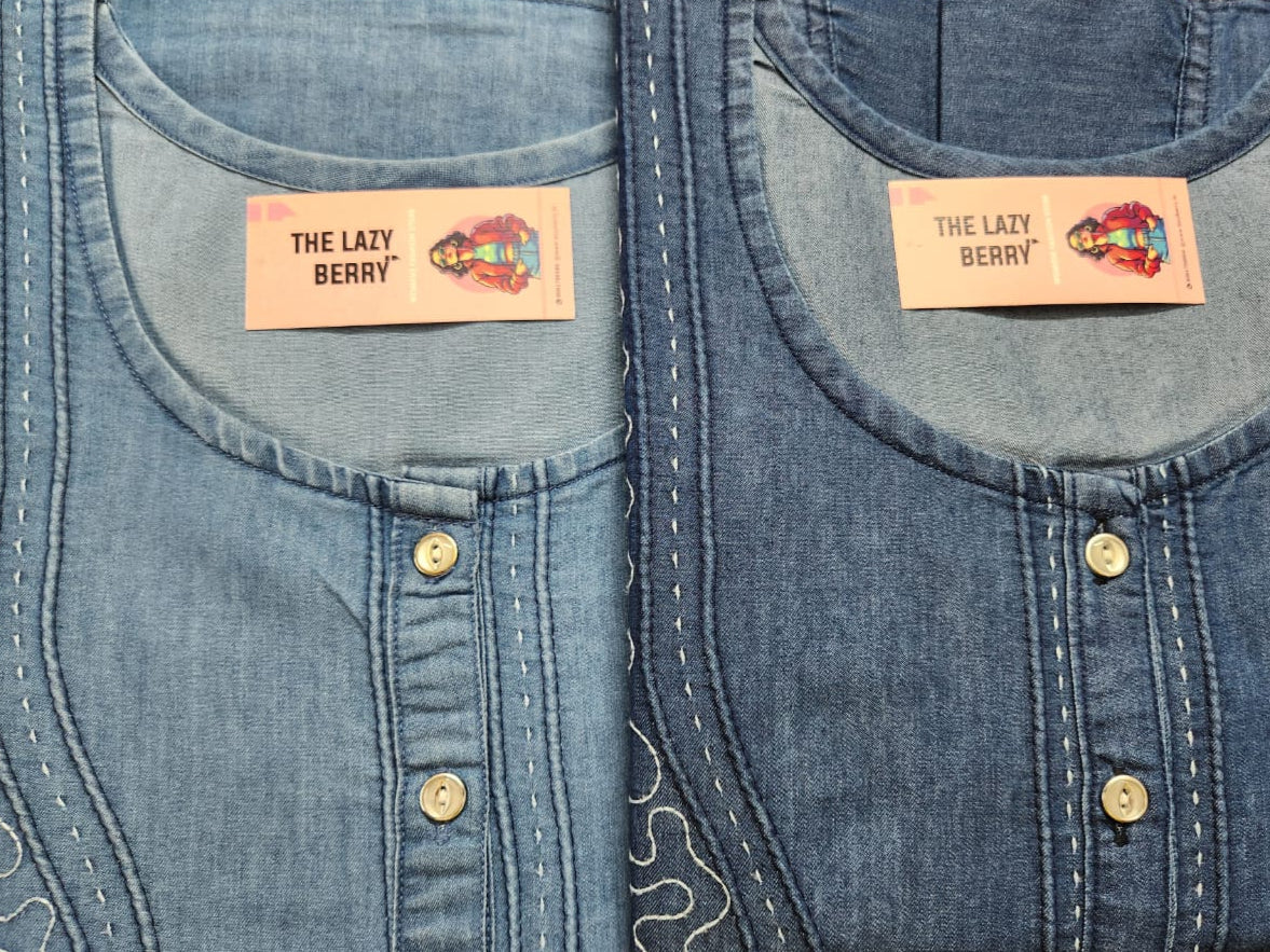 ऑफ-व्हाइट आर्किड किस के साथ मैजेंटा पुष्प प्रिंट फ्रिल्ड नाइटी।