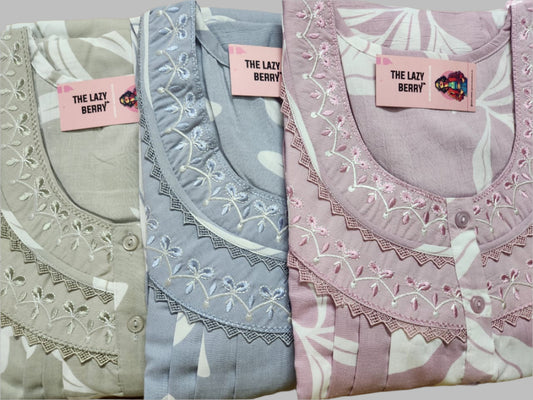 ऑफ-व्हाइट आर्किड किस के साथ मैजेंटा पुष्प प्रिंट फ्रिल्ड नाइटी।