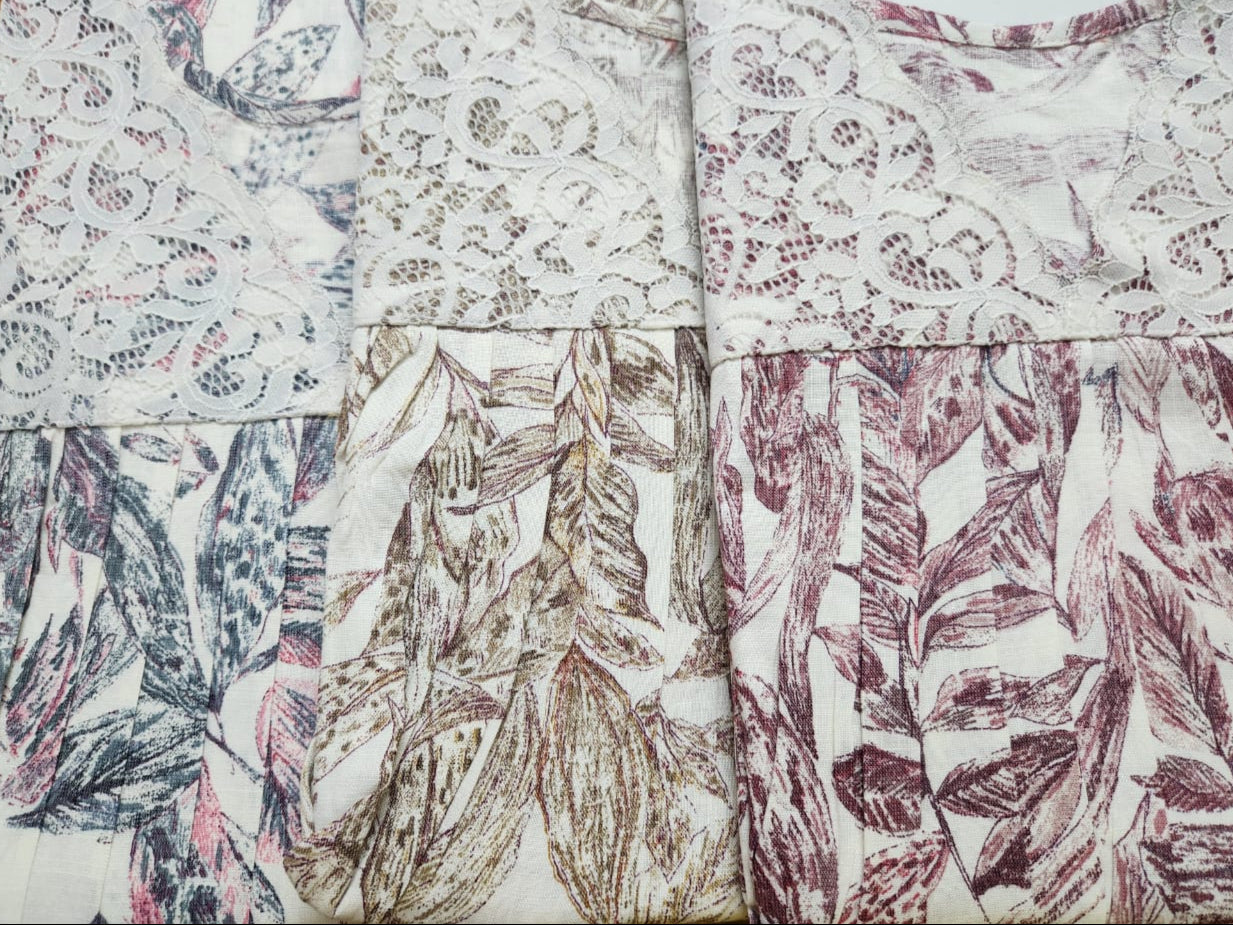 ऑफ-व्हाइट आर्किड किस के साथ मैजेंटा पुष्प प्रिंट फ्रिल्ड नाइटी।