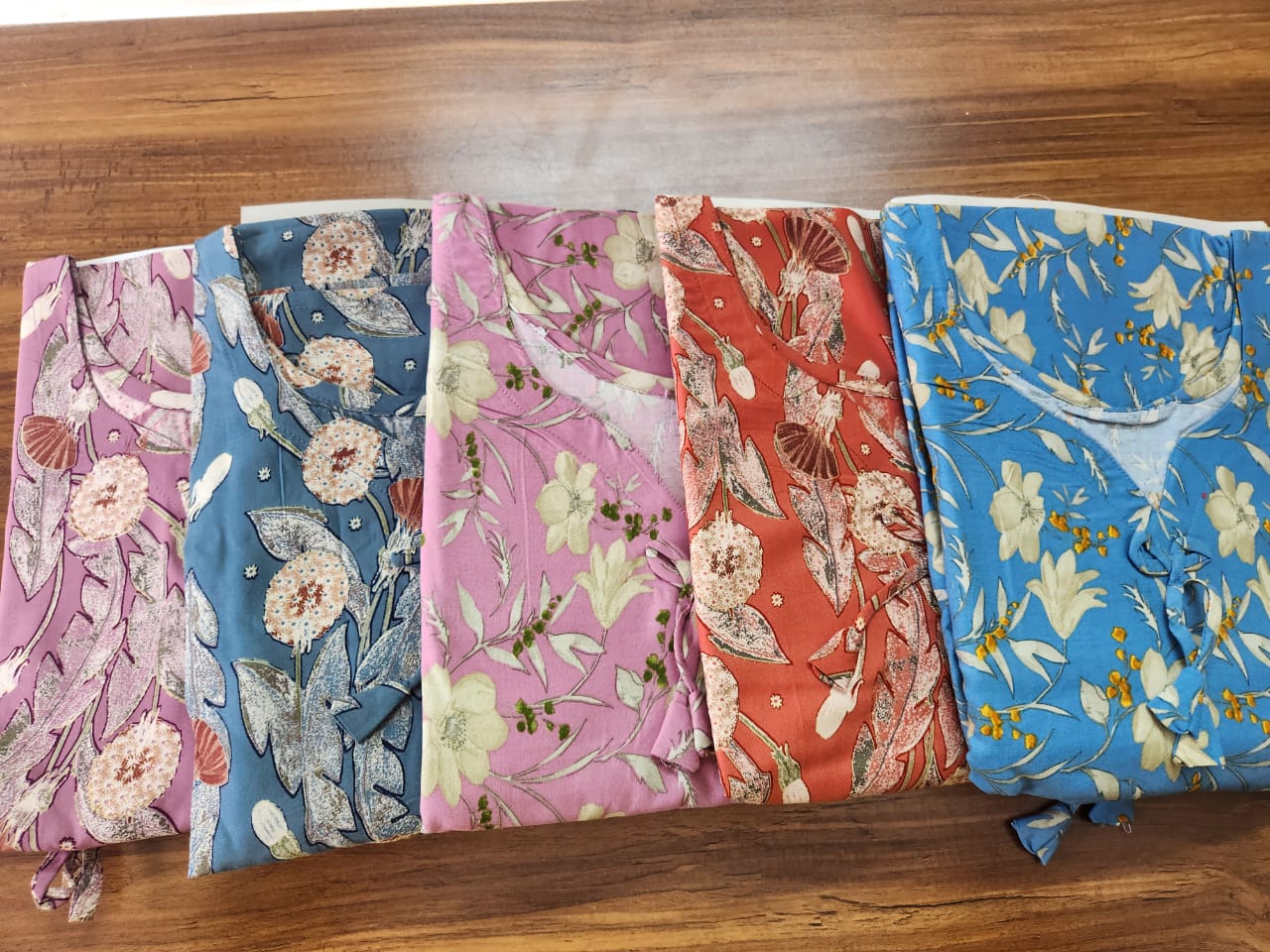 ऑफ-व्हाइट आर्किड किस के साथ मैजेंटा पुष्प प्रिंट फ्रिल्ड नाइटी।