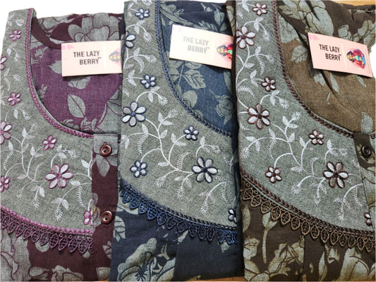 ऑफ-व्हाइट आर्किड किस के साथ मैजेंटा पुष्प प्रिंट फ्रिल्ड नाइटी।