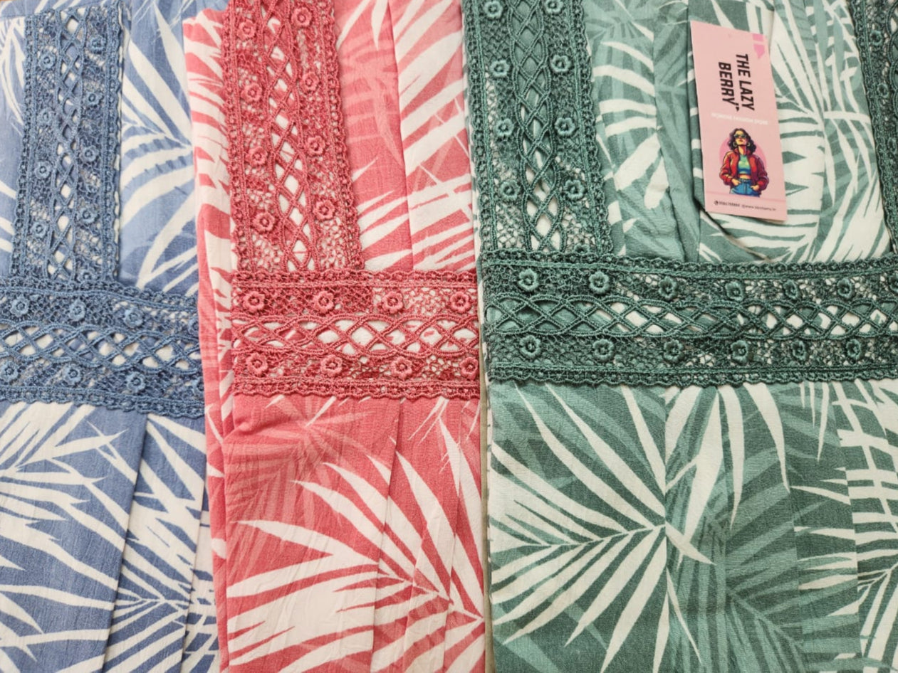 ऑफ-व्हाइट आर्किड किस के साथ मैजेंटा पुष्प प्रिंट फ्रिल्ड नाइटी।