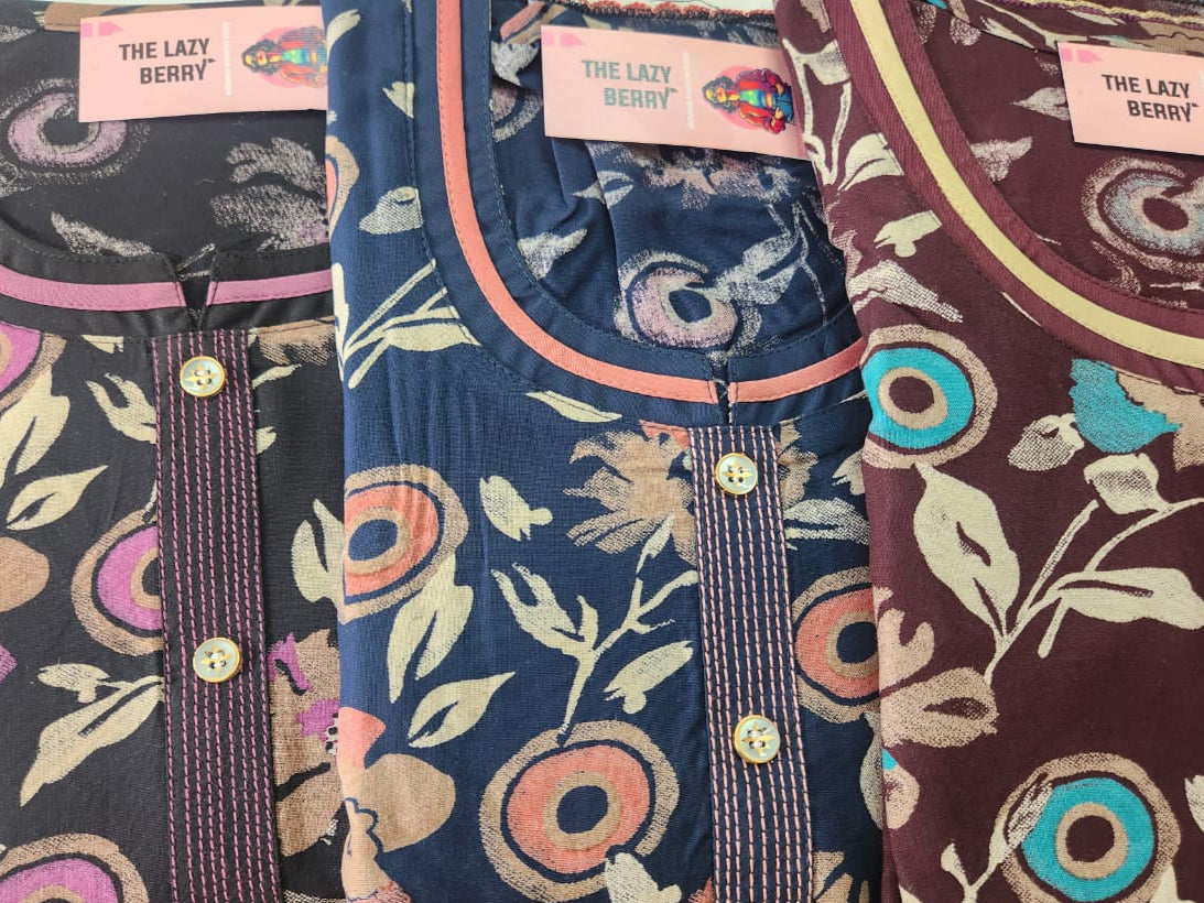 ऑफ-व्हाइट आर्किड किस के साथ मैजेंटा पुष्प प्रिंट फ्रिल्ड नाइटी।