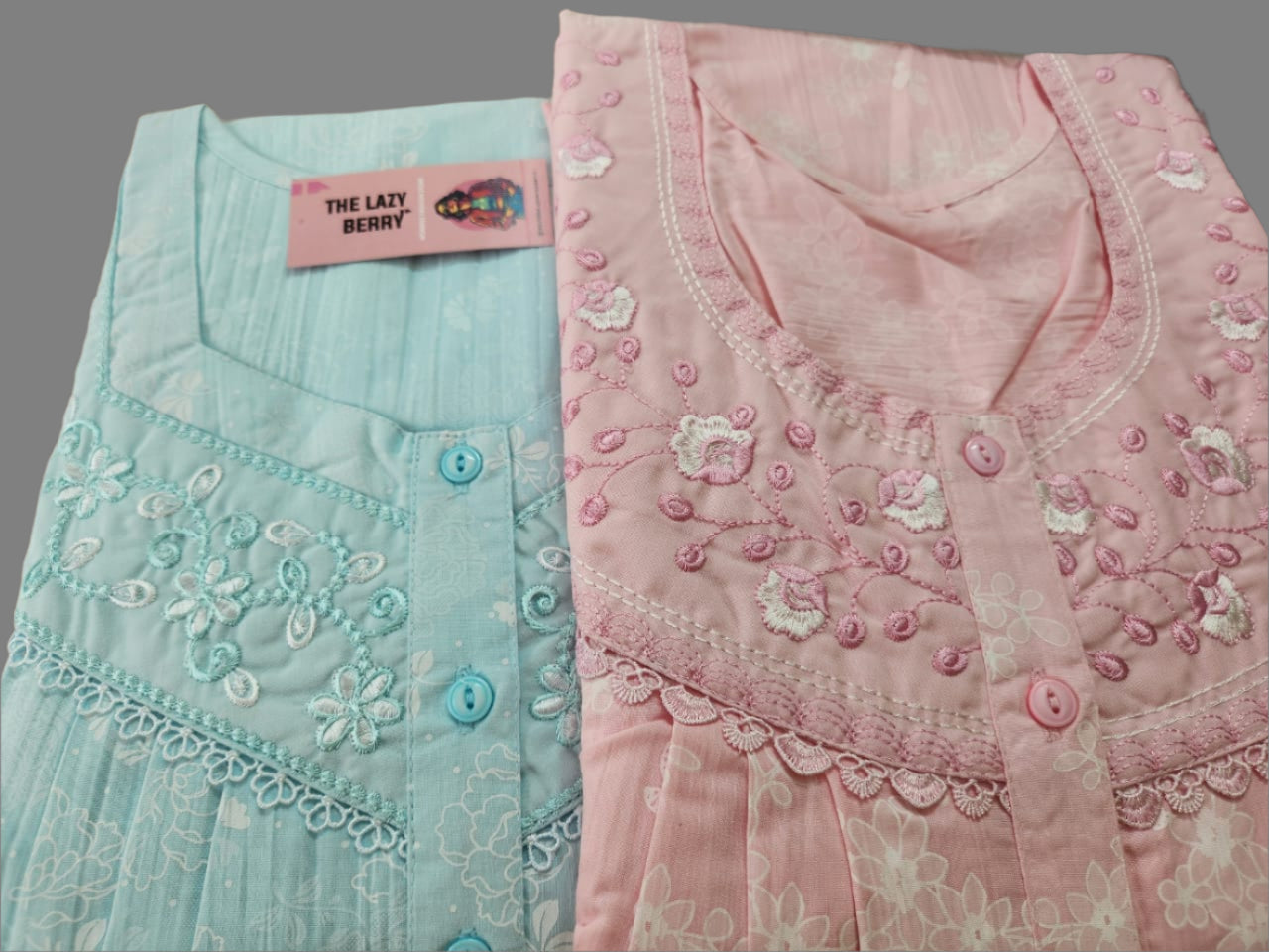 ऑफ-व्हाइट आर्किड किस के साथ मैजेंटा पुष्प प्रिंट फ्रिल्ड नाइटी।