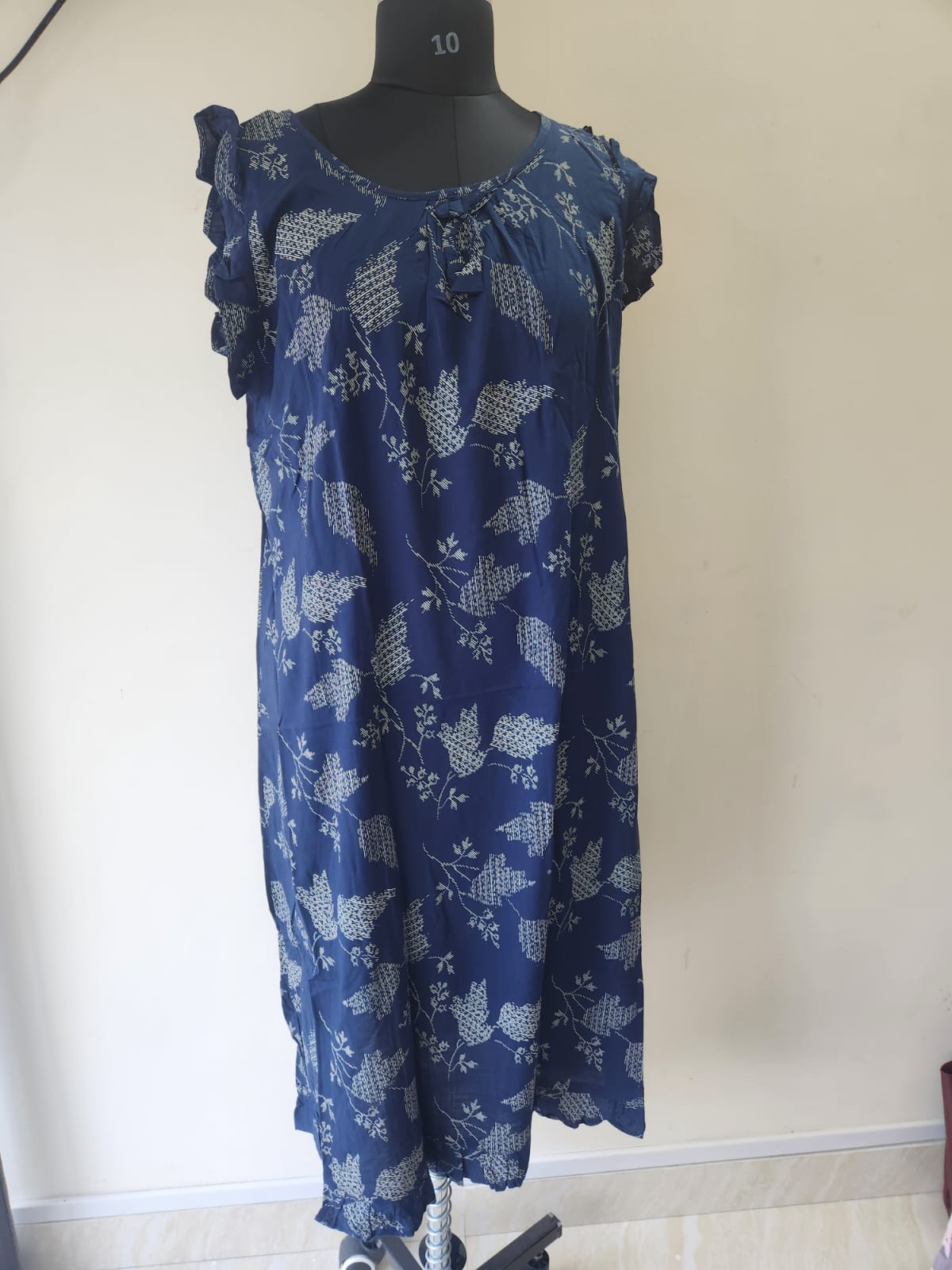 नीले रंग की पत्ती प्रिंट वाली फ्रिल्ड नाइटी।