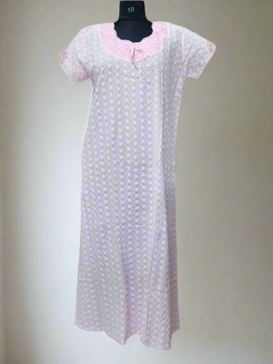 ऑफ-व्हाइट आर्किड किस के साथ मैजेंटा पुष्प प्रिंट फ्रिल्ड नाइटी।