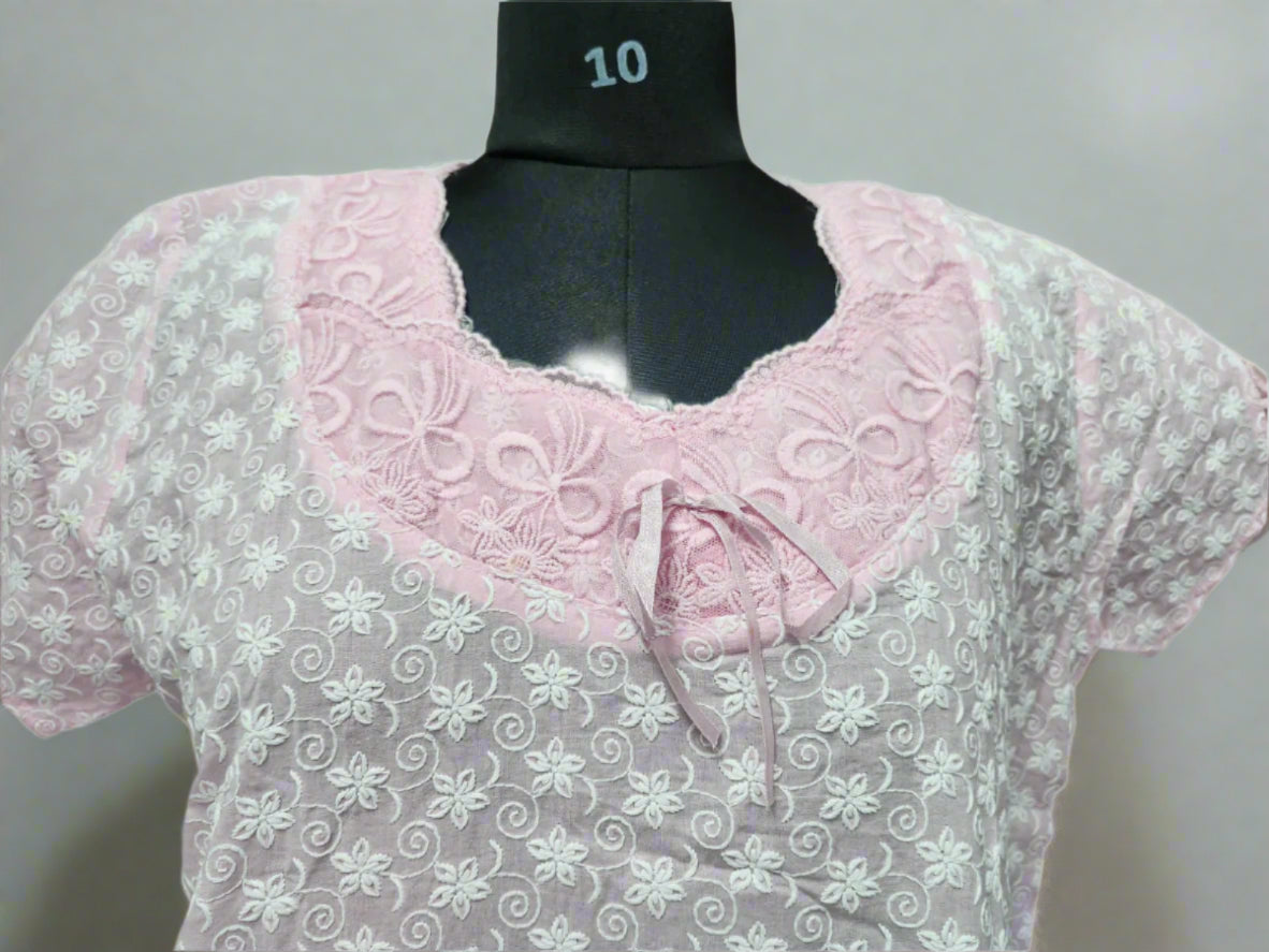 ऑफ-व्हाइट आर्किड किस के साथ मैजेंटा पुष्प प्रिंट फ्रिल्ड नाइटी।