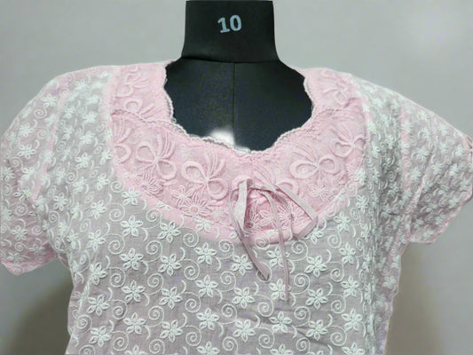 ऑफ-व्हाइट आर्किड किस के साथ मैजेंटा पुष्प प्रिंट फ्रिल्ड नाइटी।