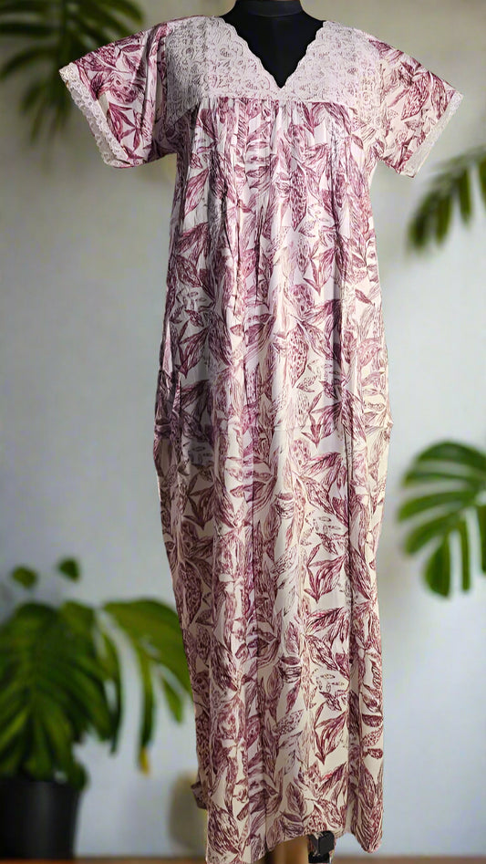 ऑफ-व्हाइट आर्किड किस के साथ मैजेंटा पुष्प प्रिंट फ्रिल्ड नाइटी।