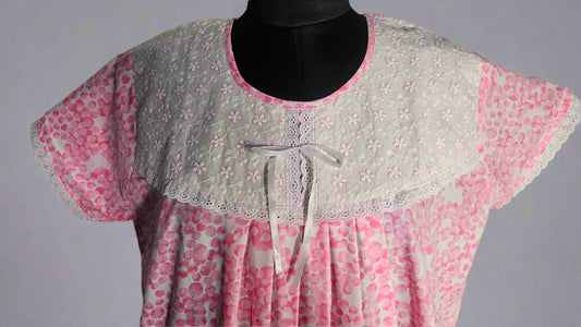 ऑफ-व्हाइट आर्किड किस के साथ मैजेंटा पुष्प प्रिंट फ्रिल्ड नाइटी।