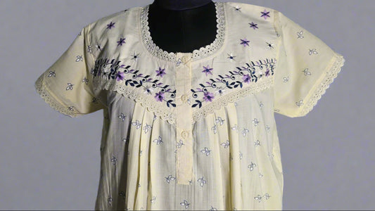 ऑफ-व्हाइट आर्किड किस के साथ मैजेंटा पुष्प प्रिंट फ्रिल्ड नाइटी।