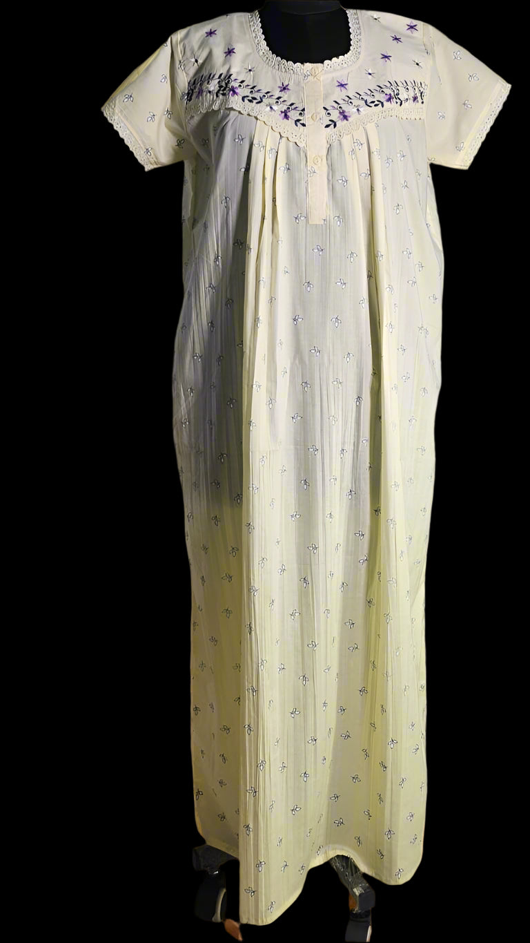 ऑफ-व्हाइट आर्किड किस के साथ मैजेंटा पुष्प प्रिंट फ्रिल्ड नाइटी।